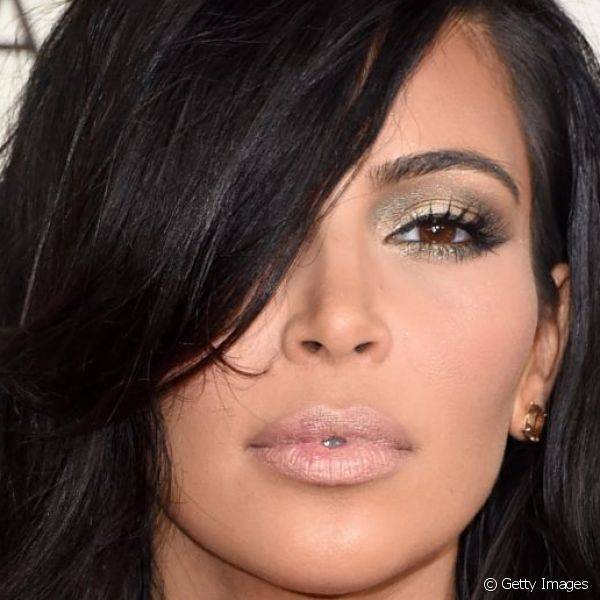Kim Kardashian usou o dourado para criar um olho esfumado poderoso e adicionou detalhes em preto, como um tra?o de delineador rente ?s pestanas e muita m?scara de c?lios, para deixar o visual mais noturno